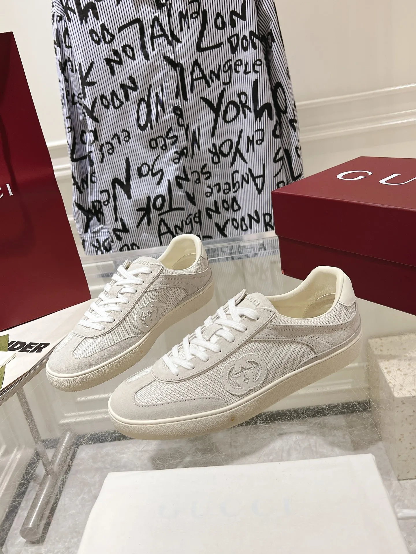 👟👟Ex-factory price 540👟👟Men's size +10 New upgraded version🔥Gucci 2024 new white shoes casual shoes hot recommendation, original TPU soles, original fabrics, original sheepskin lining sheepskin feet🔥Original cover craftsmanship is reproduced one to one! The pursuit of ultimate comfort! 🔥🔥 [Love] Fabric: Imported cow suede + mesh [Love] Packing: Counter-matched red shoe box ➕ Aviation airplane box [Love] Code number: 35-45